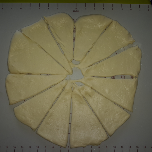 Butterhörnchen Teig ausrollen schneiden Zauberstein Pampered Chef® Butterhörnchen Teig ausrollen schneiden Zauberstein Pampered Chef®